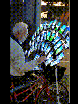 大爷是超级大网红呀，这手机就能证明一切社会gif搞笑图片