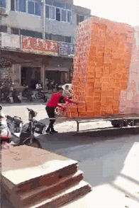 这一个人就干了三个人的活，老板该怎么给你结账社会gif搞笑图片