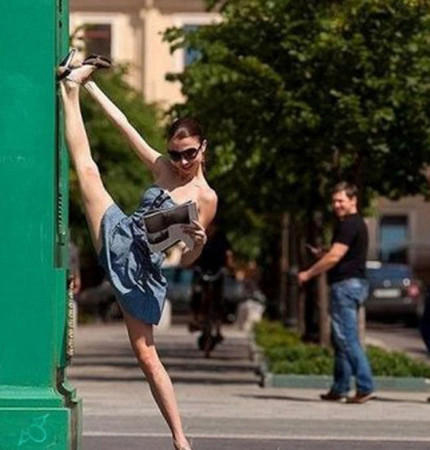 美女，看的是什么书？体育gif搞笑图片