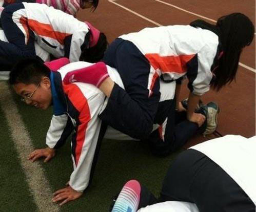 现在学校还有这样的“运动”吗，为什么我上学的时候没有啊体育gif搞笑图片