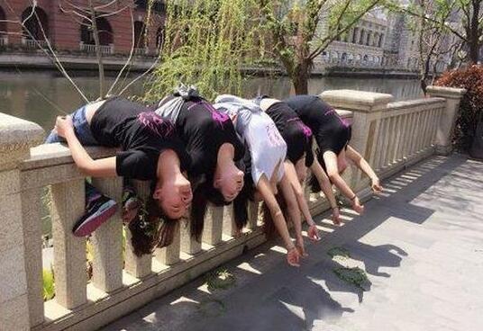 为了练下腰，妹子也是拼了体育gif搞笑图片