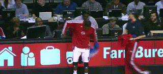 终于轮到我上场啦！！！（你特么穿那么多干嘛啊！！！）体育gif搞笑图片