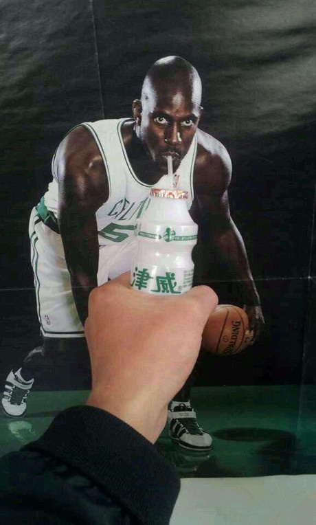 渴了吧？来，喝一口！体育gif搞笑图片