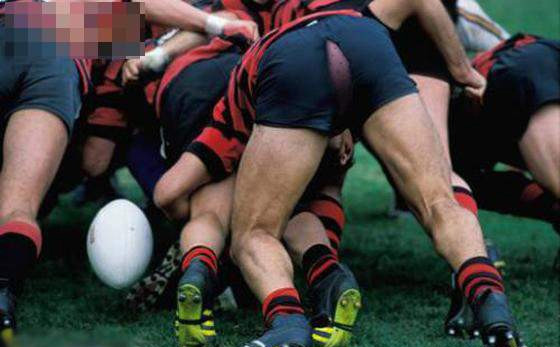 裤子破了，这下可糗大了体育gif搞笑图片