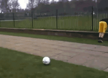 骚年，足球的未来就靠你了体育gif搞笑图片