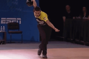 铅球粘在了手上体育gif搞笑图片