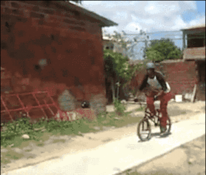 吓死我了，自行车差点就砸到我了体育gif搞笑图片