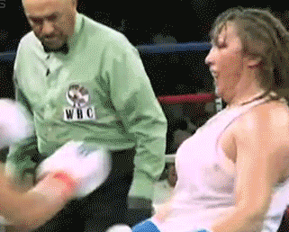 这场女子拳击根本就是面部按摩比赛，选手很享受嘛体育gif搞笑图片