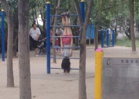 发现一个晨练的妹子体育gif搞笑图片