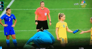 有个这么呆萌的队友，真是操碎了心体育gif搞笑图片