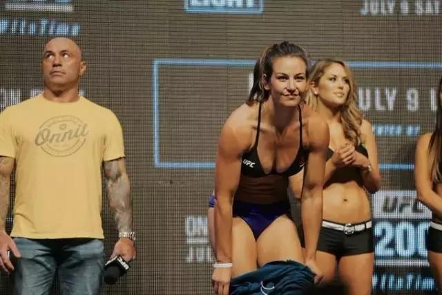 看了屁股后眼神要迅速移开体育gif搞笑图片