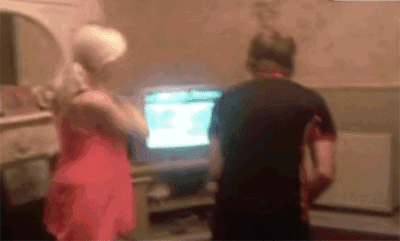 打游戏太投入了，后果就这样了……体育gif搞笑图片