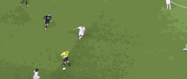 裁判也敢铲，小样不想活了吗体育gif搞笑图片