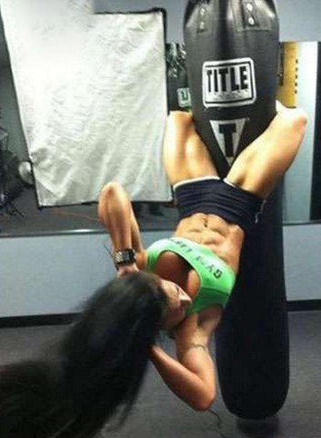 请问这算不算女汉子?体育gif搞笑图片