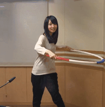 姑娘呼啦圈都不会摇，看样子还得让我教你体育gif搞笑图片