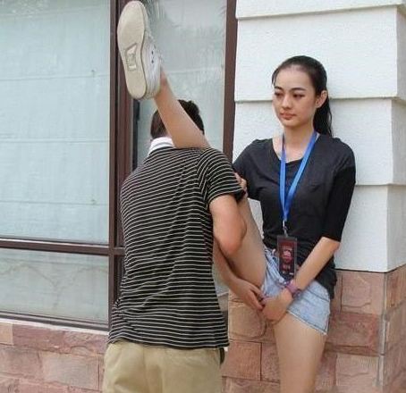 从姑娘的表情上看得出来，这个教练教的不好体育gif搞笑图片