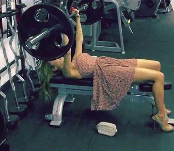 妹子，你真的是来健身的吗？体育gif搞笑图片