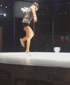 小美女玩球很溜，国足也得汗颜体育gif搞笑图片