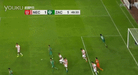 原来足球场上也有送人头这么一说体育gif搞笑图片