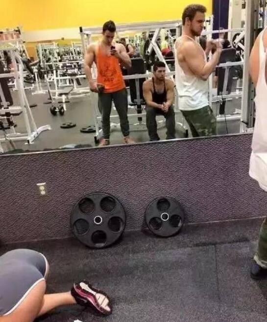 美女，你这个姿势很危险的体育gif搞笑图片