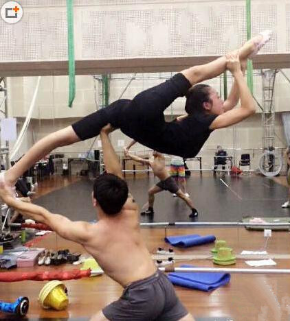 小心点别把我妹子扔出去体育gif搞笑图片