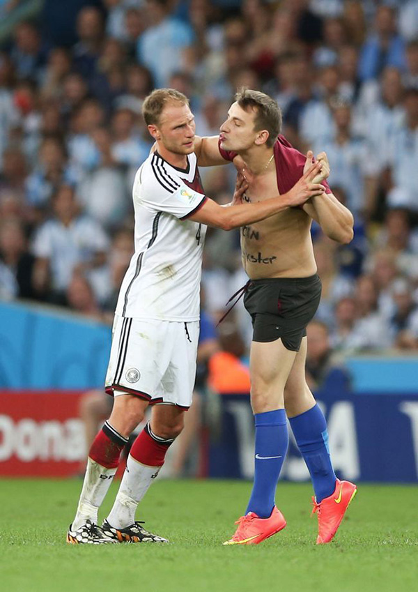 这么多人看着呢，回家再亲体育gif搞笑图片