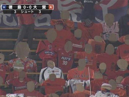 日本某场足球赛没人看，主办方在看台摆满纸板人体育gif搞笑图片