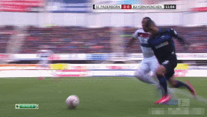 在足球场上终于找到了真爱体育gif搞笑图片