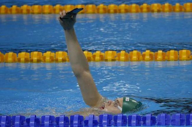 难得参加比赛，快点发个自拍体育gif搞笑图片