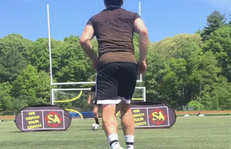 为了赢球，女神也得靠边站体育gif搞笑图片