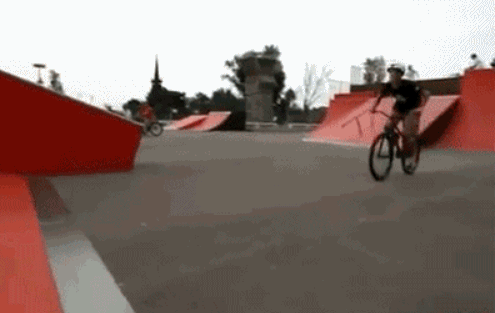 骚年这么有难度的动作被你随意的就做出来了~体育gif搞笑图片