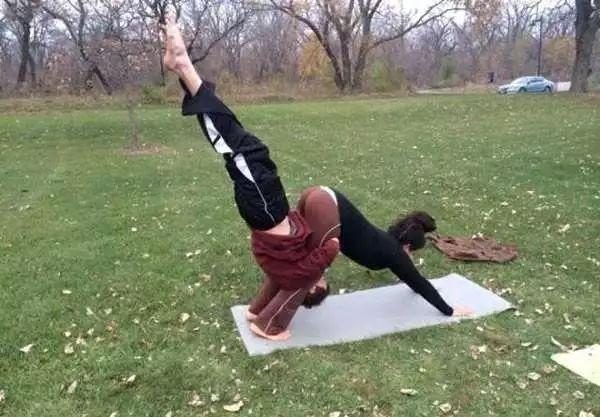 这种姿势真的很有难度呢体育gif搞笑图片