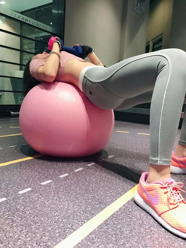 瑜伽球也是幸福的体育gif搞笑图片