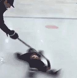 学不会打冰球，可以先学会做个球体育gif搞笑图片