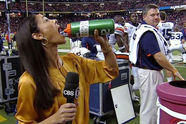 喝口水也遭围观体育gif搞笑图片