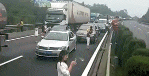 在高速路上打羽毛球......作死么？体育gif搞笑图片