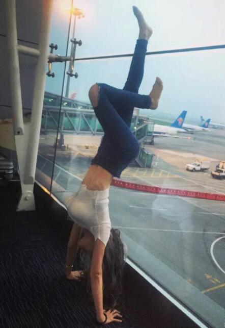 妹子怎么能在机场做这样的动作呢，来我家做吧体育gif搞笑图片