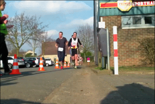 这是谁选择的赛道，突然出现根柱子，搞的这位选手要直接退赛了吧体育gif搞笑图片