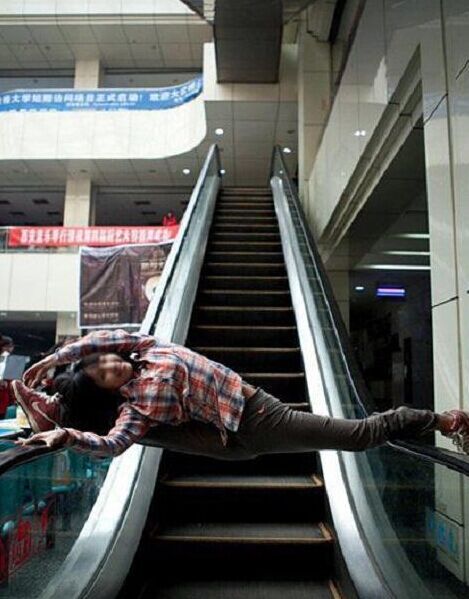 姑娘，你挡我道了体育gif搞笑图片