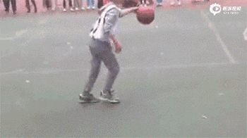 篮球场上不再是男同学的专属体育gif搞笑图片