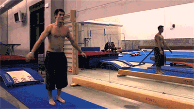 好诡异的镜子体育gif搞笑图片