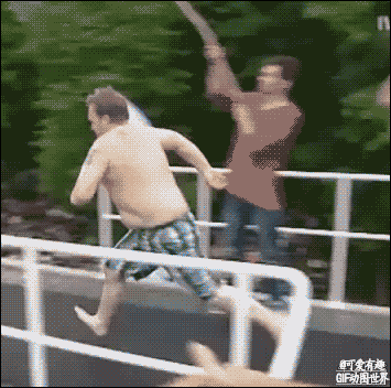 奔跑式跳水，帅呆！体育gif搞笑图片