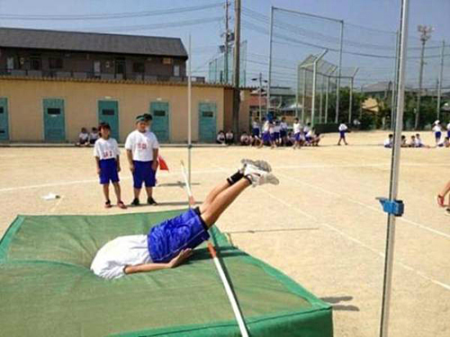 跳高失败后....不能自拔啊体育gif搞笑图片