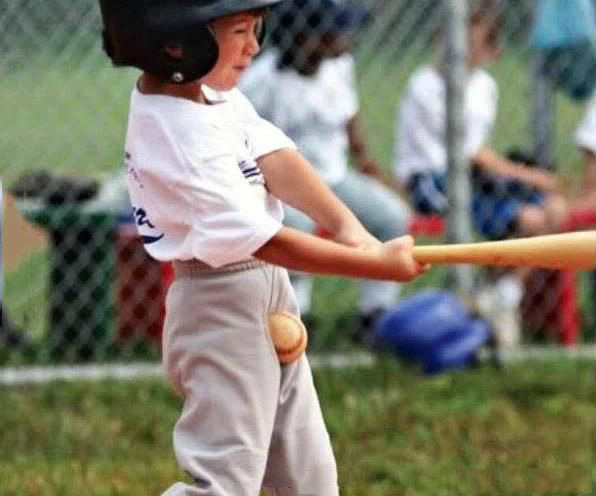 熊孩子表示从此不再玩棒球体育gif搞笑图片