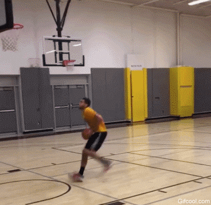 好一招声东击西~体育gif搞笑图片