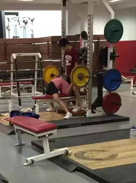 这是锻炼什么？体育gif搞笑图片