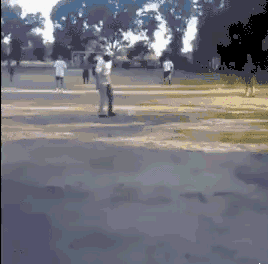 大哥，你会踢球吗体育gif搞笑图片