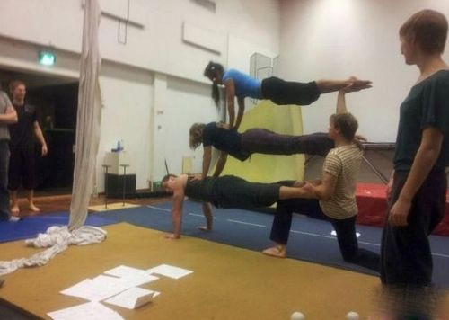 男女搭配，俯卧撑不累体育gif搞笑图片