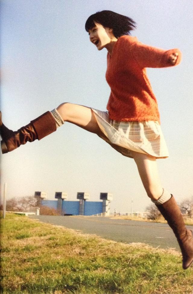 妹子，这是要飞啊！体育gif搞笑图片