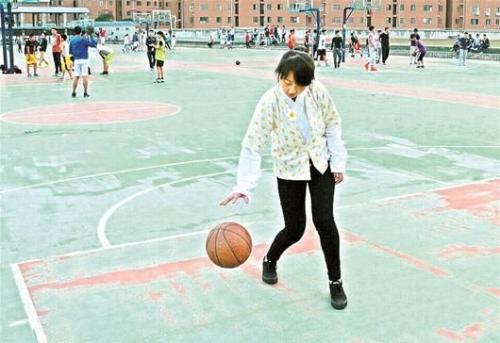 打篮球的妹子超越了好看体育gif搞笑图片